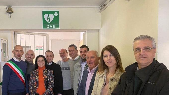 Defibrillatore nella palestra dell’istituto comprensivo Alpi