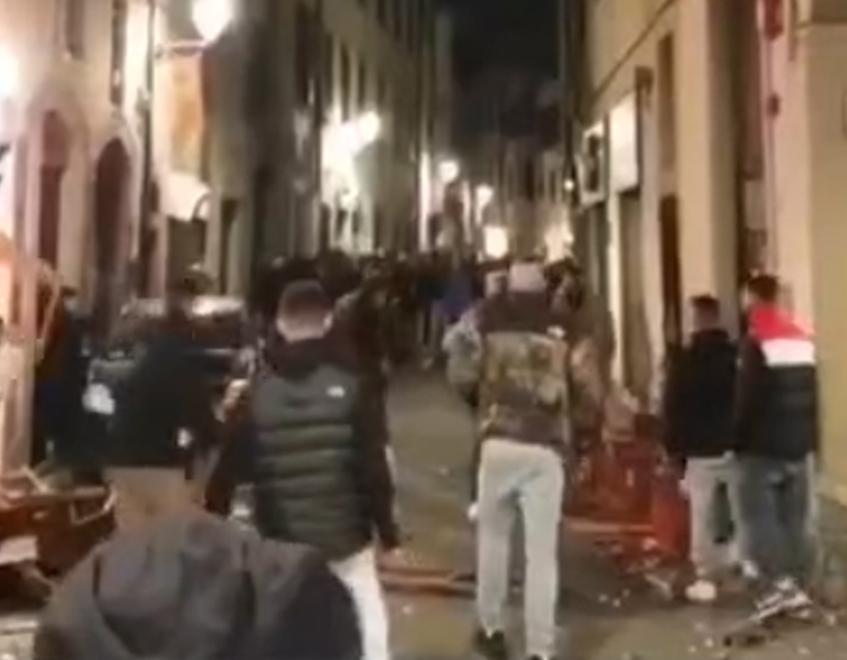 Furiosa rissa in via Settesoldi Il cuore della movida diventa un ring 