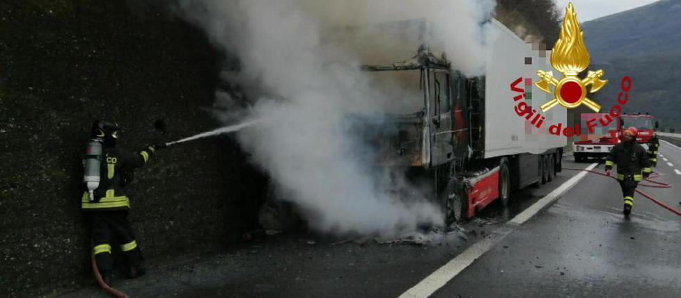 Prende fuoco un camion carico di banane