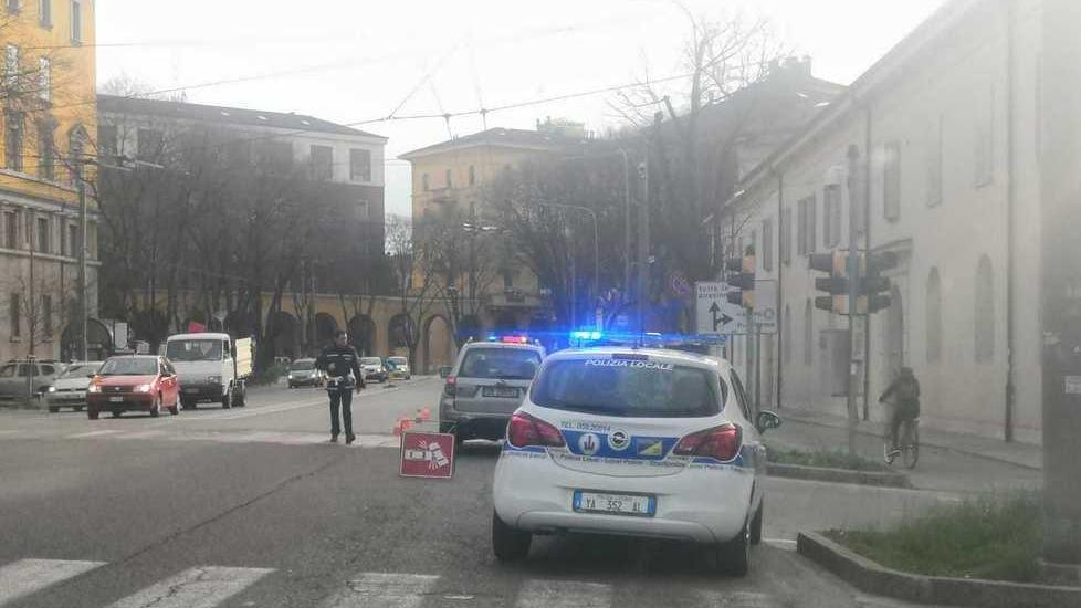 Investita sulle strisce pedonali anziana in prognosi riservata