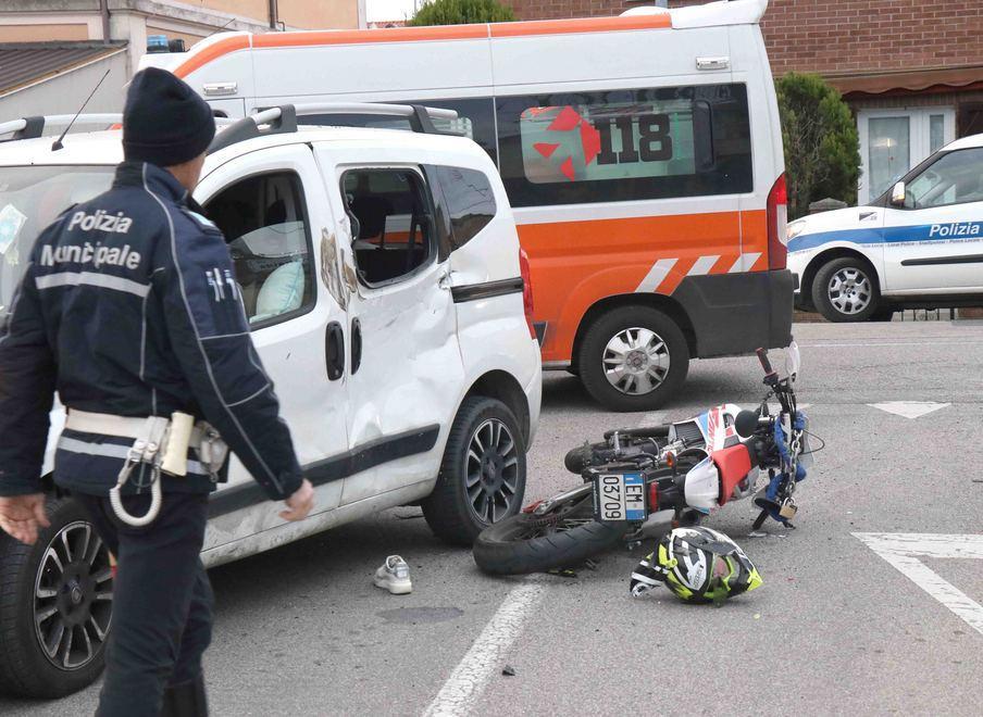 Scontro fra auto e moto Una ragazza ferita portata all’ospedale