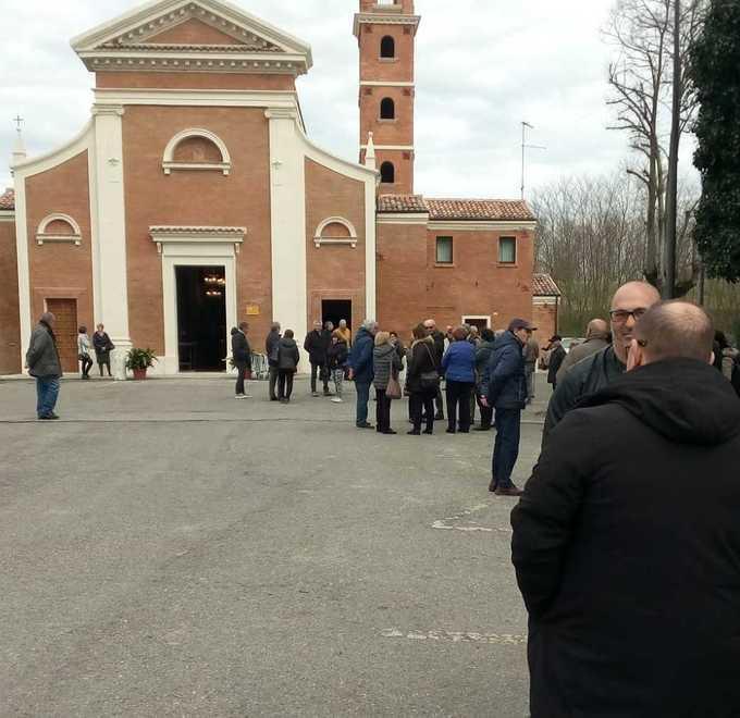 La comunità dice addio all’anziano pescatore «Qui si vede l’amicizia» 