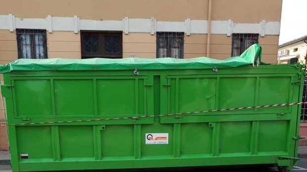 Casa piena di rifiuti Iniziate le pulizie ordinate dal sindaco