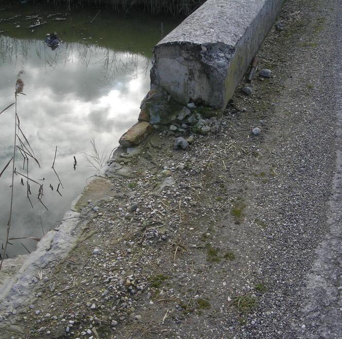 Pali a terra e ponte rotto I problemi di via Bertura