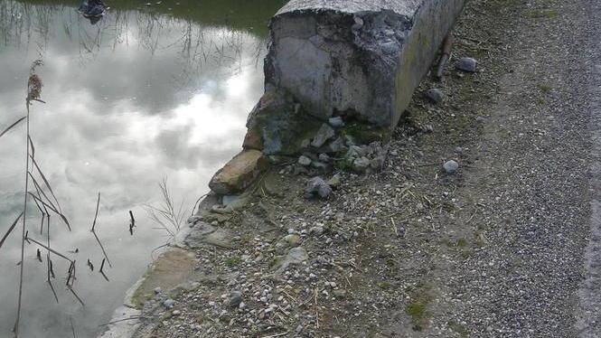 Pali a terra e ponte rotto I problemi di via Bertura