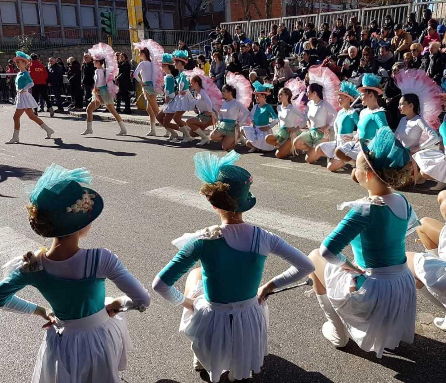 Spettacolo e grande folla carnevale in ottima salute 