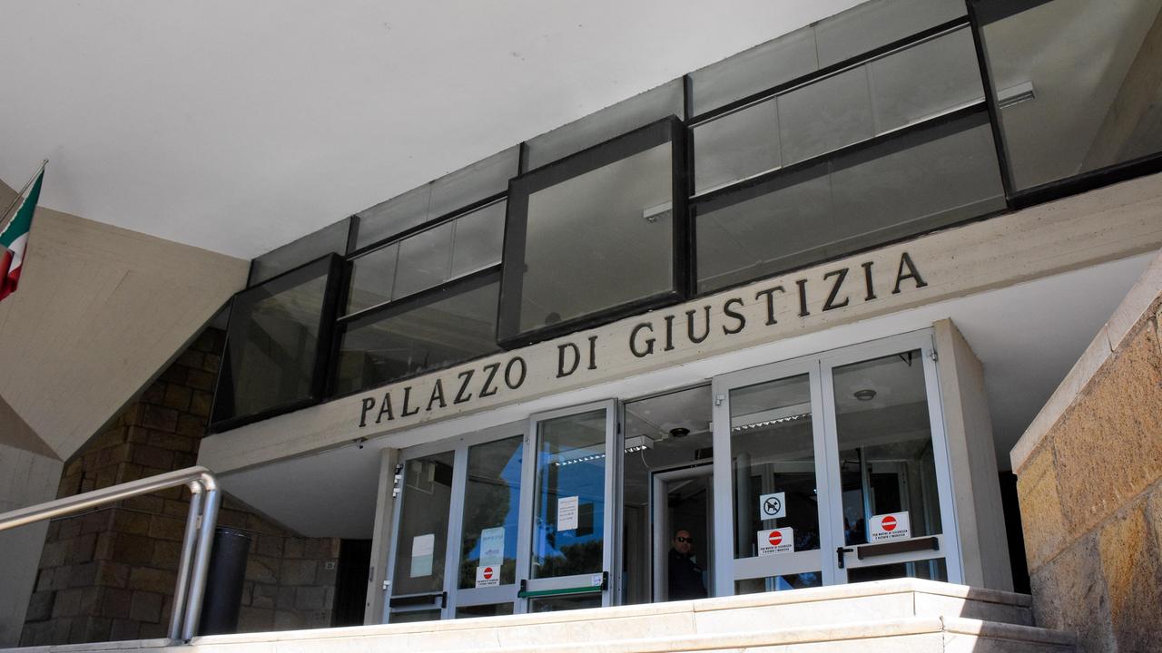 Cinghiate in classe per simulare il film “L’attimo fuggente”. Prof condannato, ecco la sentenza