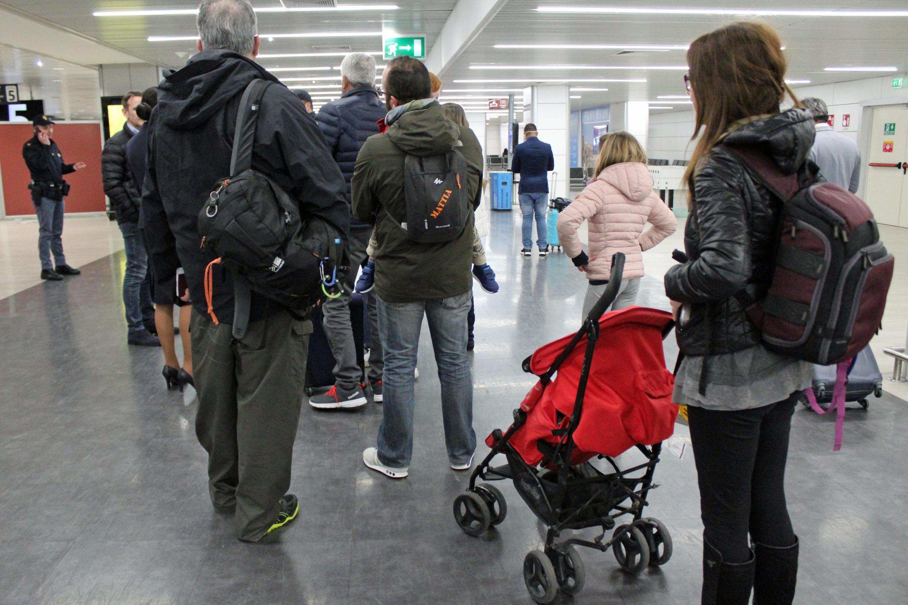 Persone in un aeroporto (foto d'archivio)