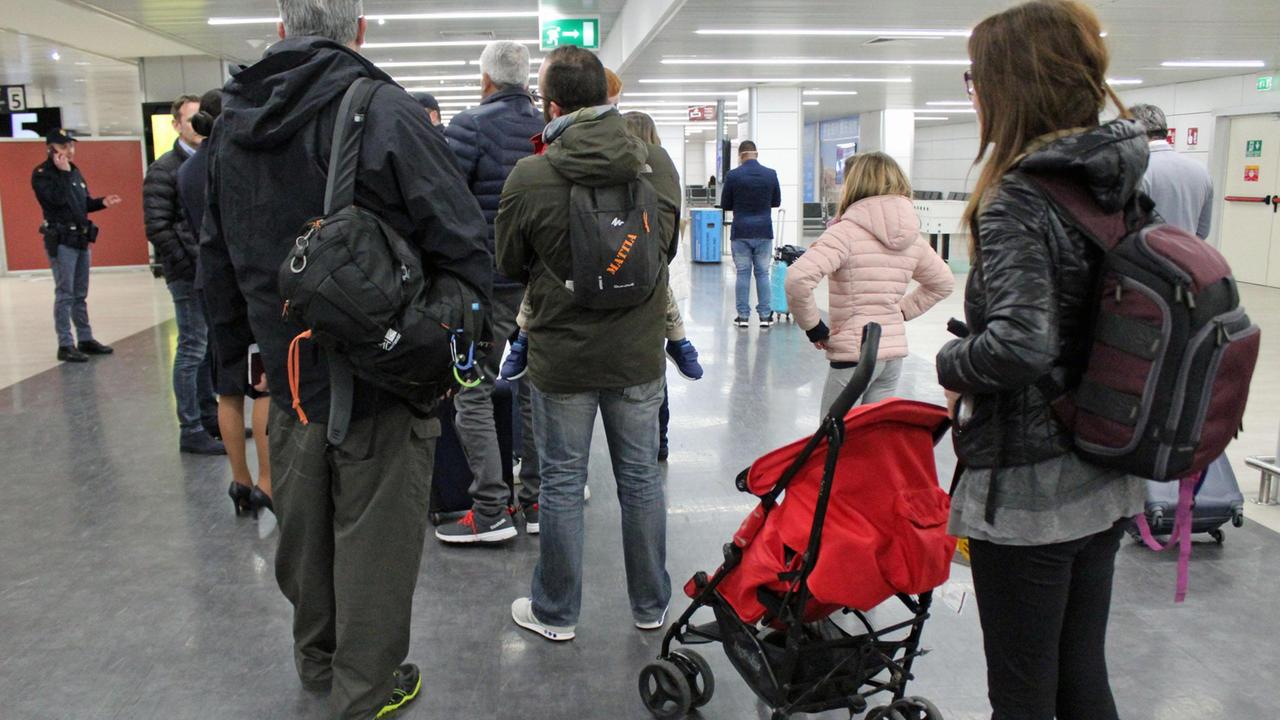 Persone in un aeroporto (foto d'archivio)