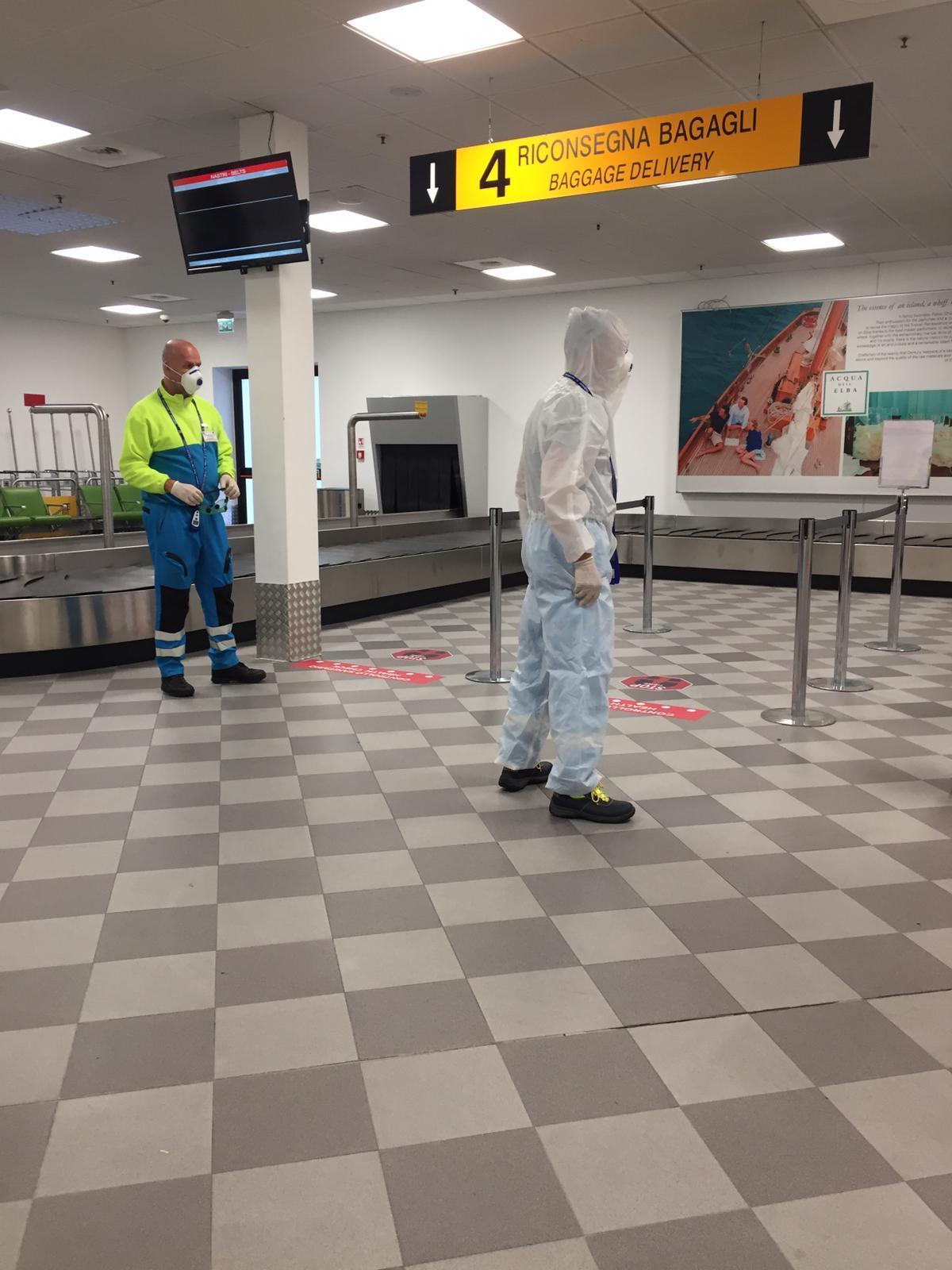 I volontari della Misericordia di Montenero nell'area arrivi per i controlli ai passeggeri del Galilei