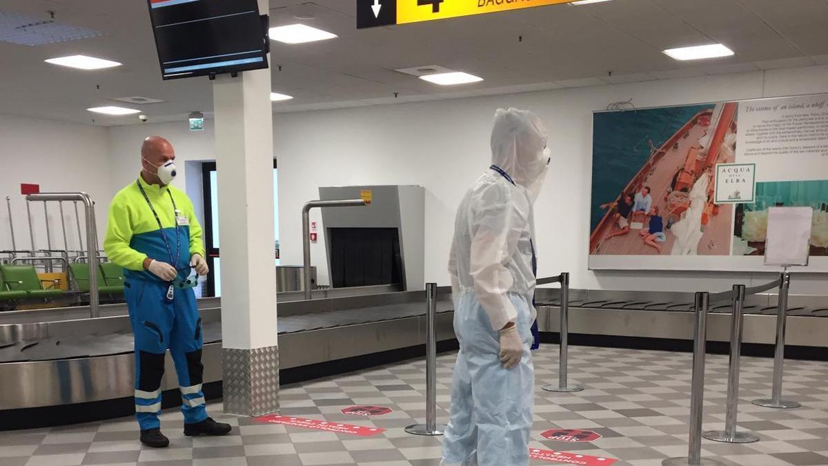 I volontari della Misericordia di Montenero nell'area arrivi per i controlli ai passeggeri del Galilei