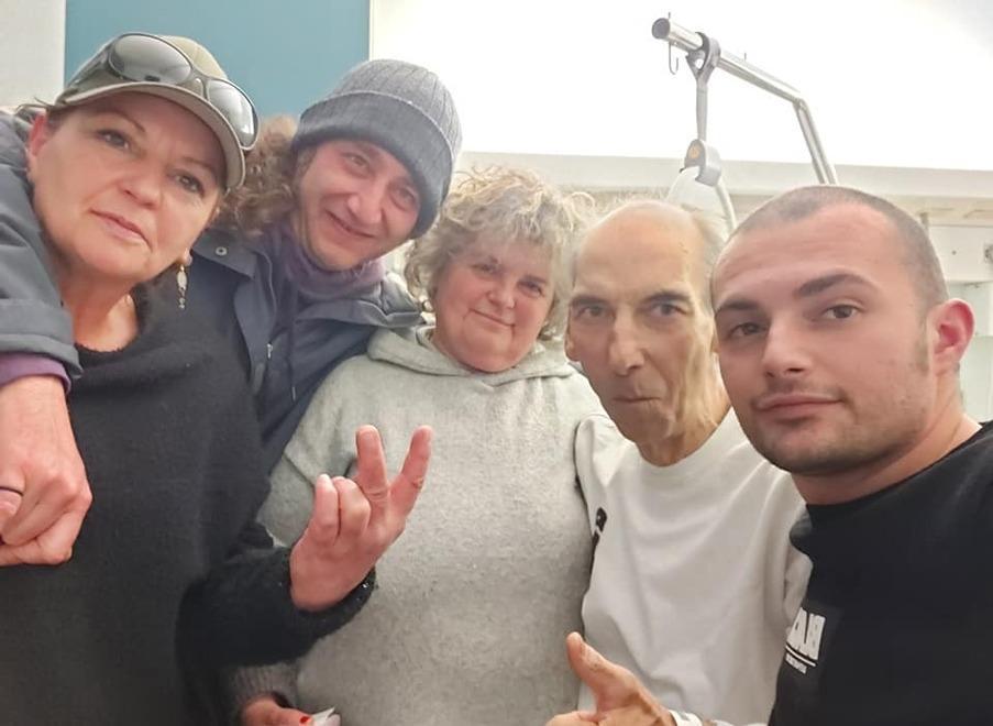 L'ultima richiesta del senzatetto: "Fate vedere i miei quadri"