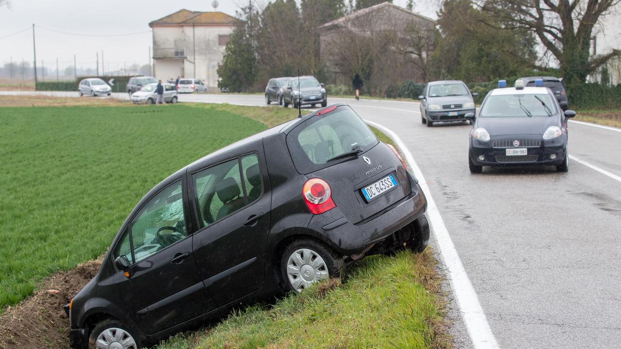 Due sorelle di Finale ferite in un incidente stradale