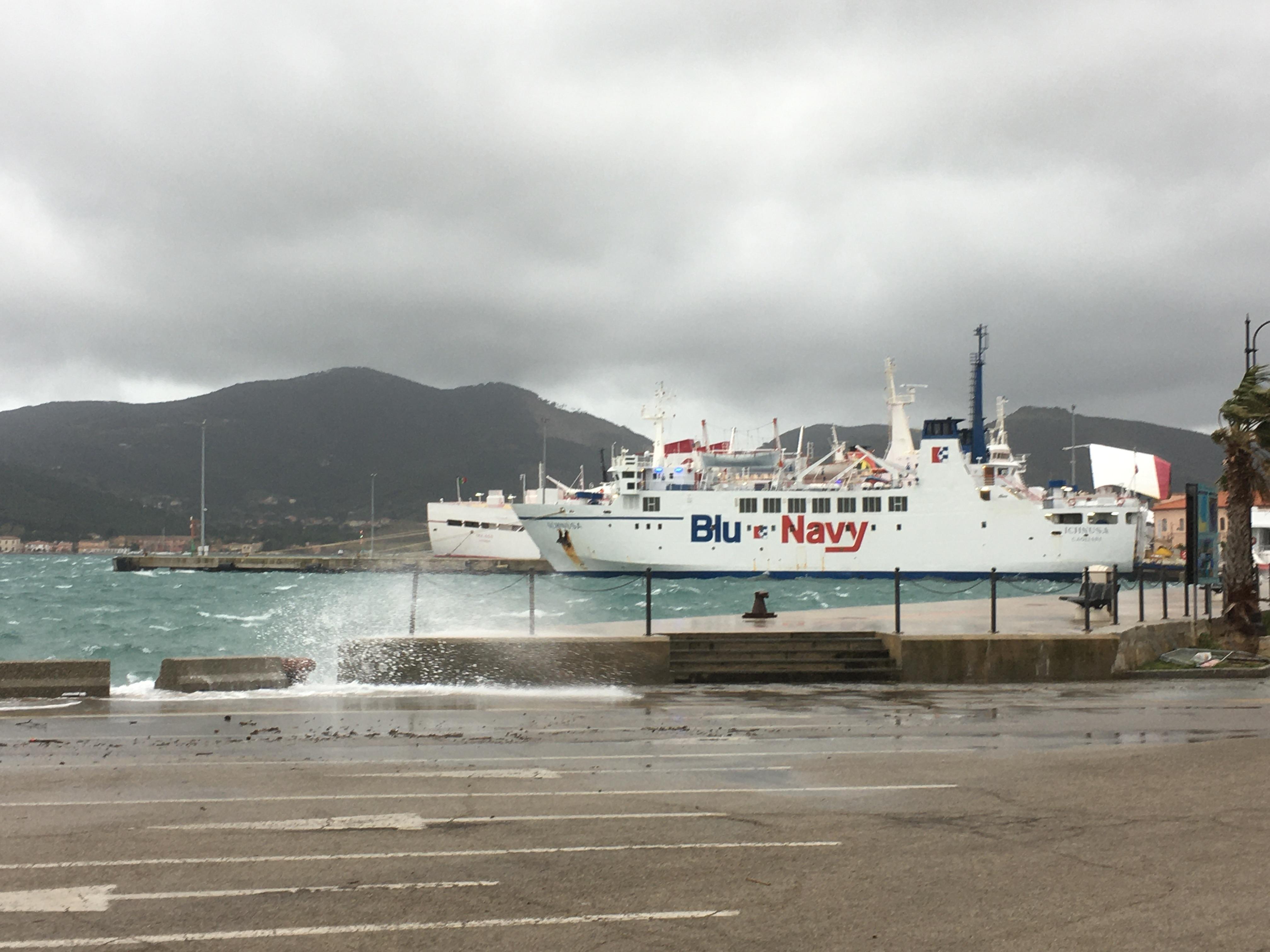 Il vento sferza il canale, si fermano i traghetti da e per l'Elba 