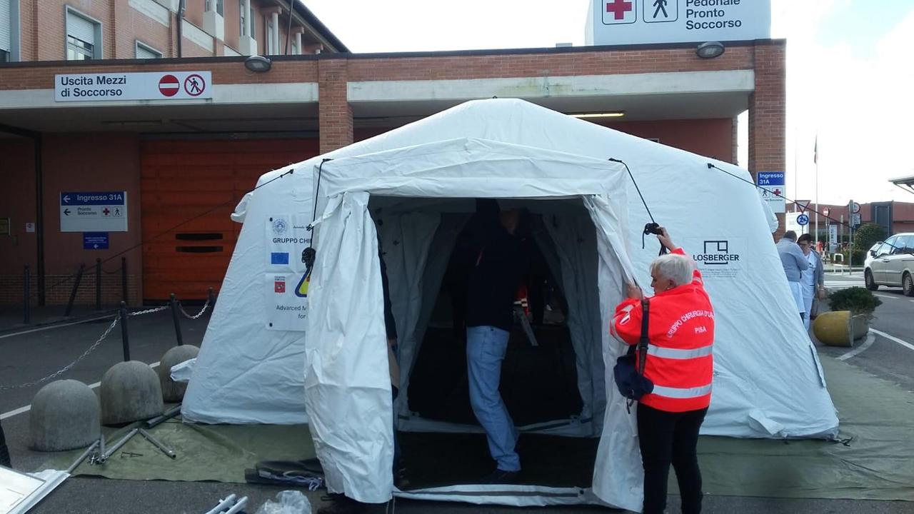 Le tende montate all'ospedale Cisanello per la prevenzione contro il coronavirus