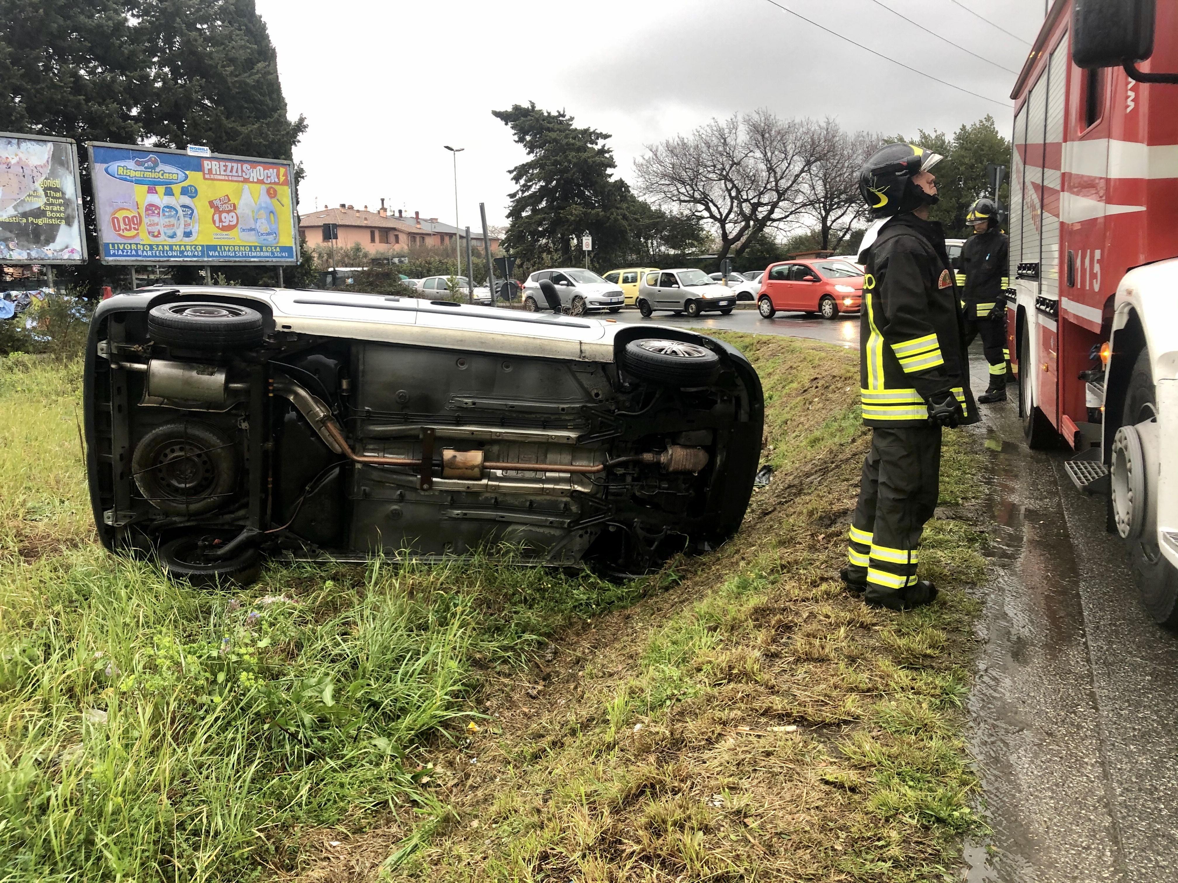 L'intervento dei vigili del fuoco (foto Marzi)