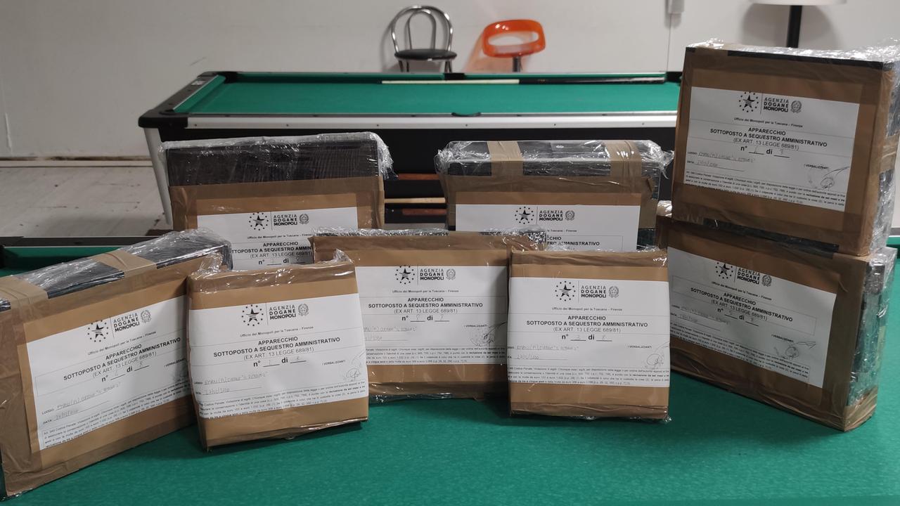 Le postazioni per le scommesse on line sequestrate in un circolo privato di Empoli