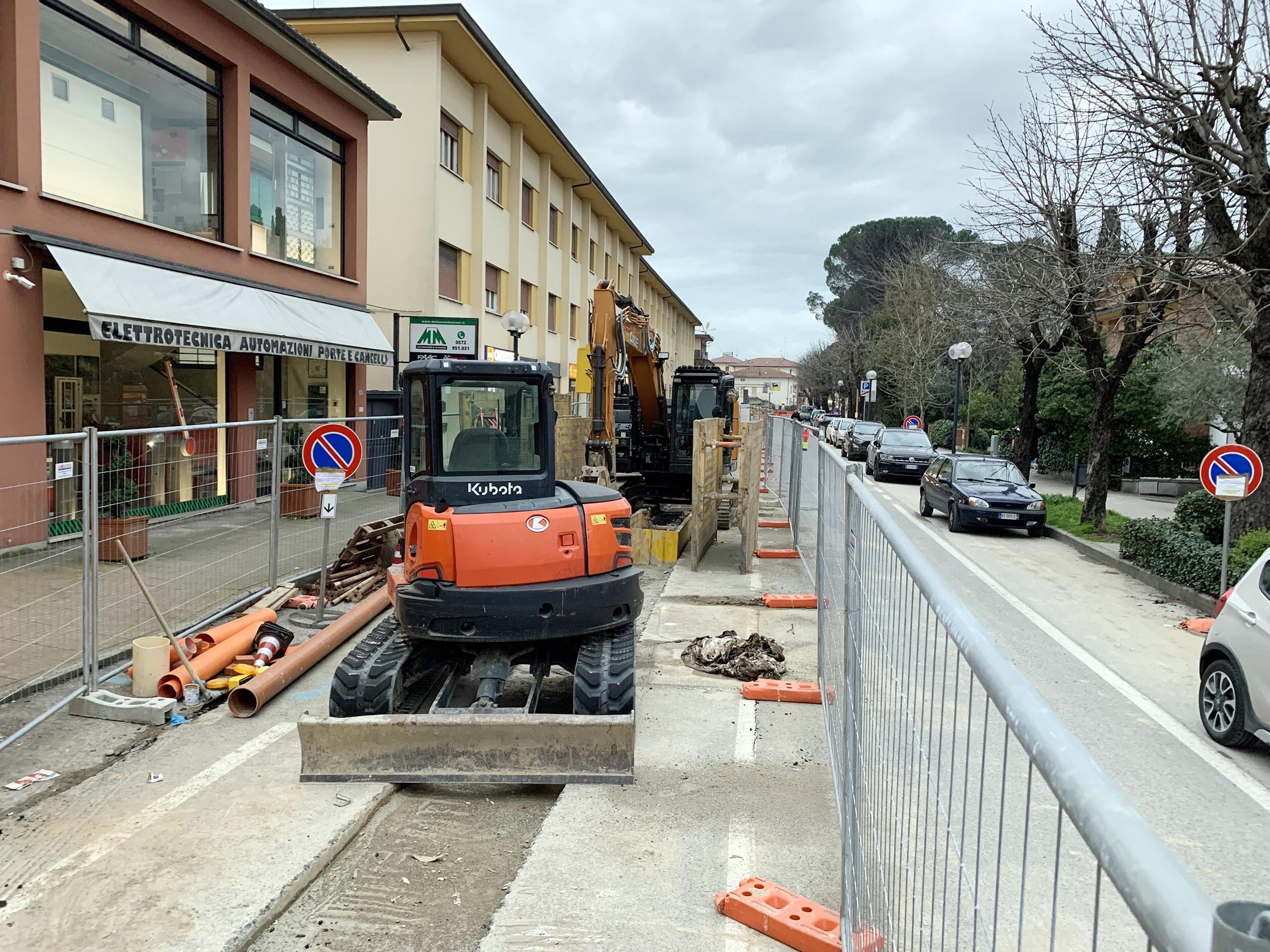 Il cantiere per la nuova rete idrica a Pieve a Nievole (Foto Nucci)