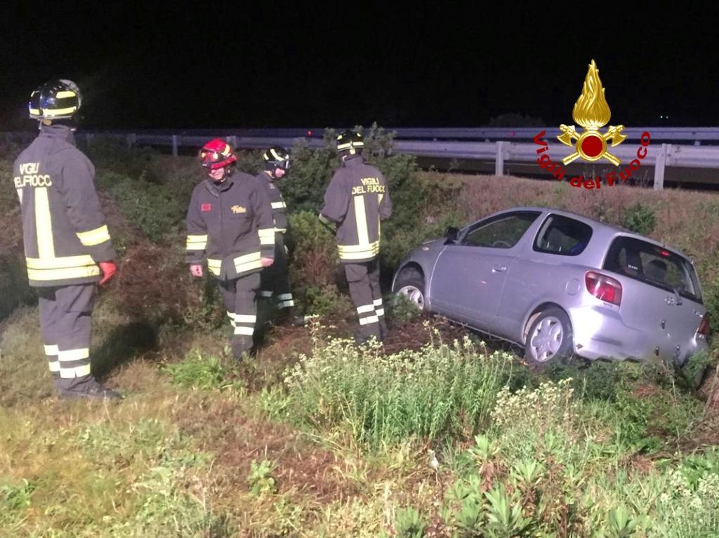 Auto fuori strada sulla 131: conducente illeso
