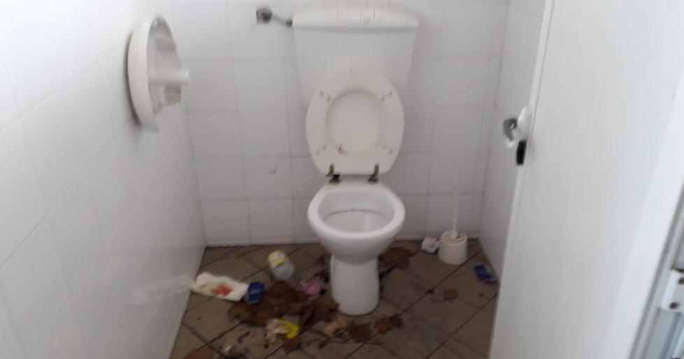 «Bagni pubblici sporchi»