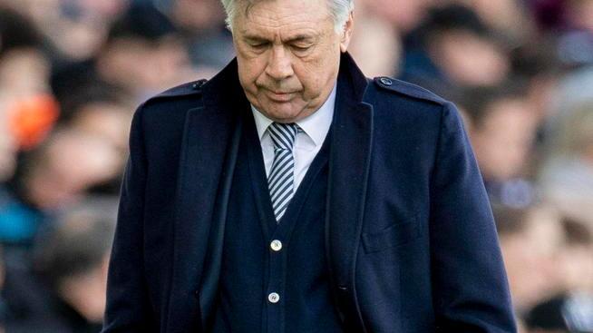 Mou, è crisi: terzo ko di fila Everton raggiunto dai Reds e Ancelotti viene espulso