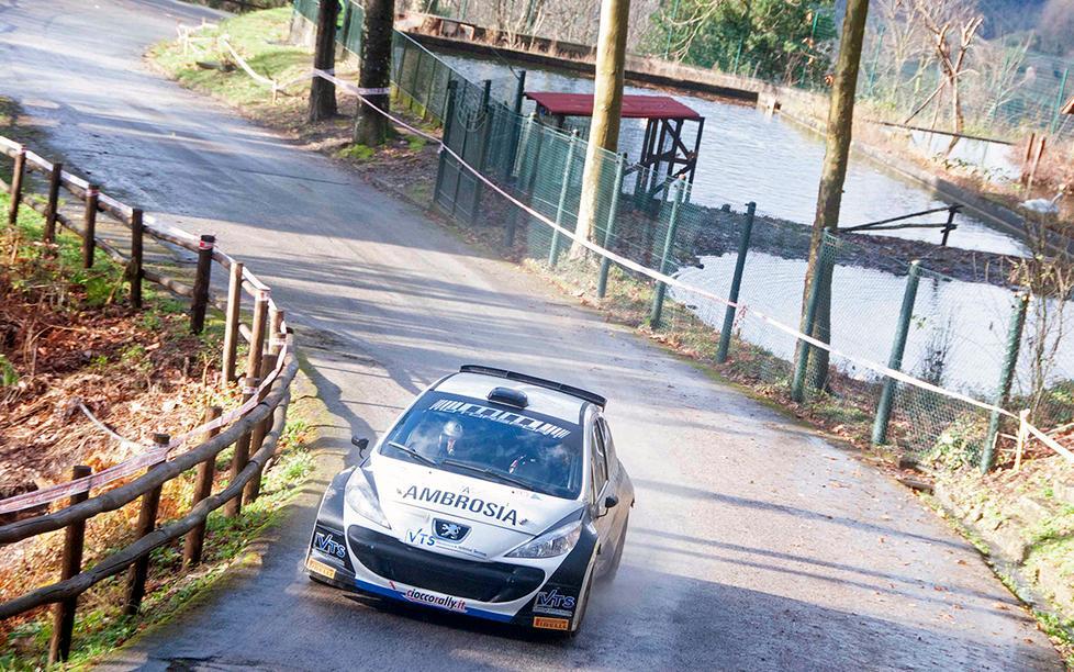 Giorgio Sgadò su Peugeot 207 in corsa per la Mm Motorsport 