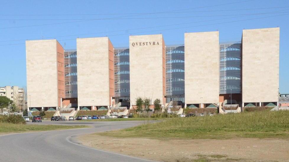 Vuole andare in carcere Con l’estintore spacca vetrata della Questura