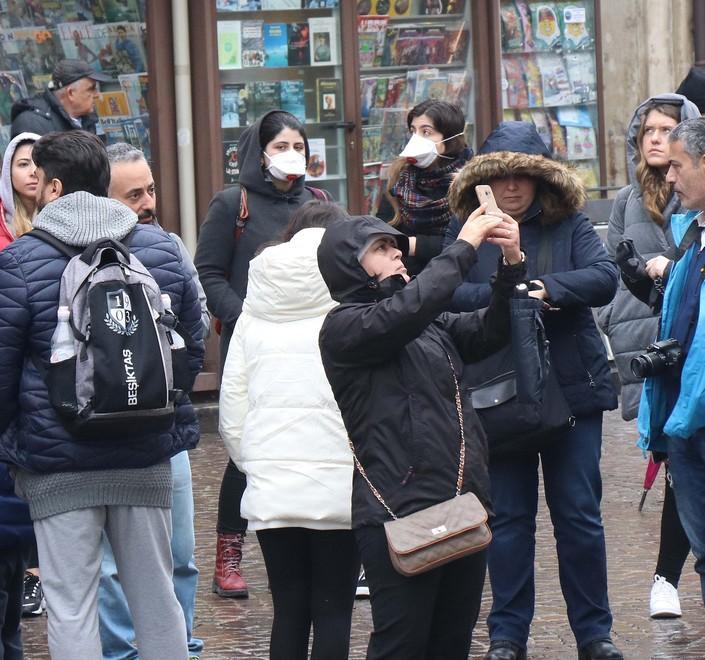 Pochi turisti e con la mascherina «Ma non abbiamo paura» 