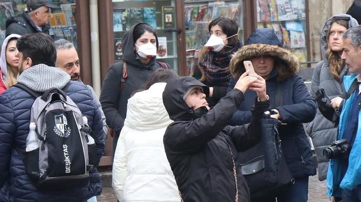 Pochi turisti e con la mascherina «Ma non abbiamo paura»