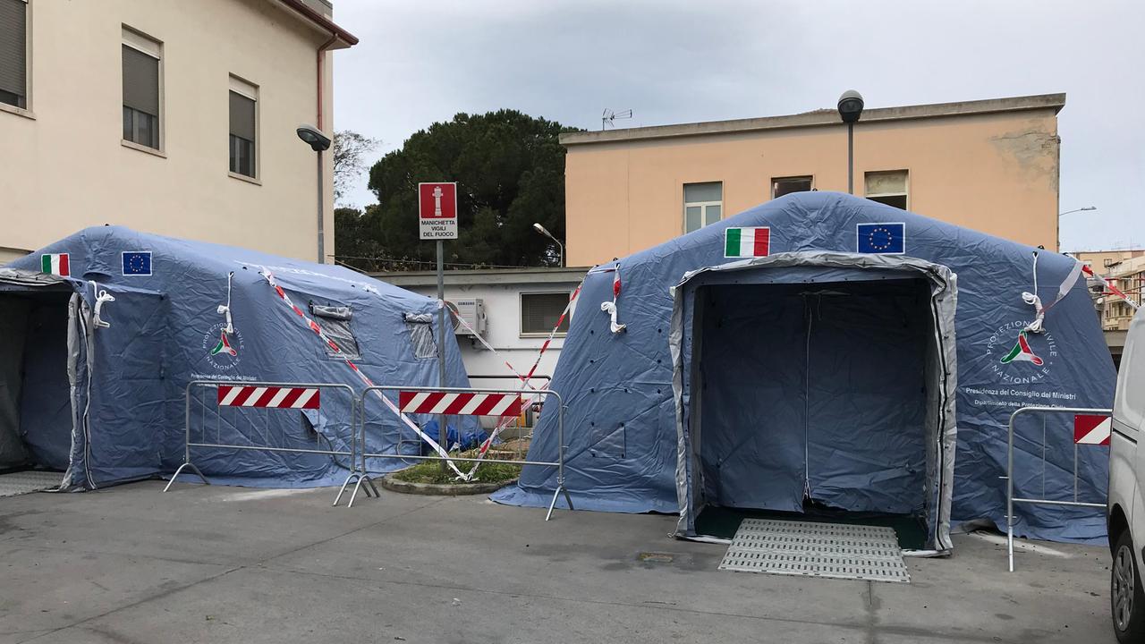 Le tende per i controlli montate davanti al Pronto soccorso dell'ospedale di Is Mirrionis a Cagliari (foto Mario Rosas)