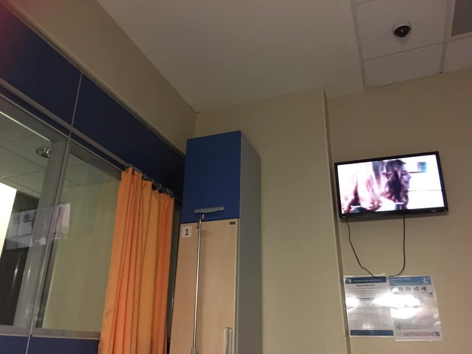 La foto della camera di ospedale postata su Facebook dalla prima paziente positiva a Prato