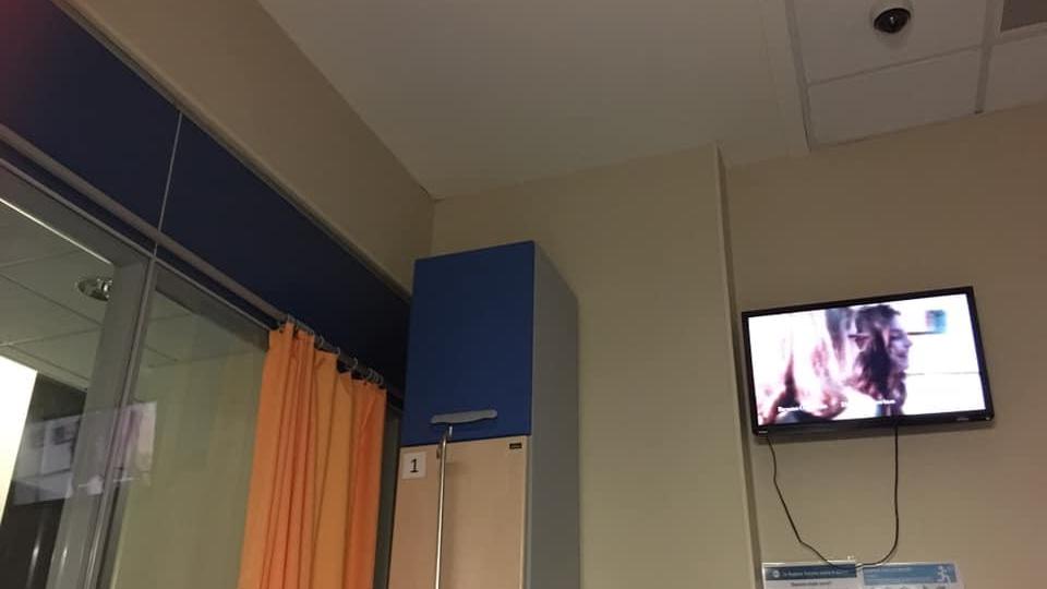 La foto della camera di ospedale postata su Facebook dalla prima paziente positiva a Prato