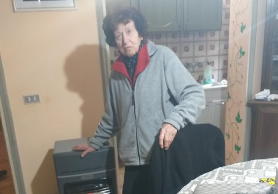 Floriana Pierini mentre racconta a Il Tirreno la disavventura subita mentre era sola nella sua abitazione