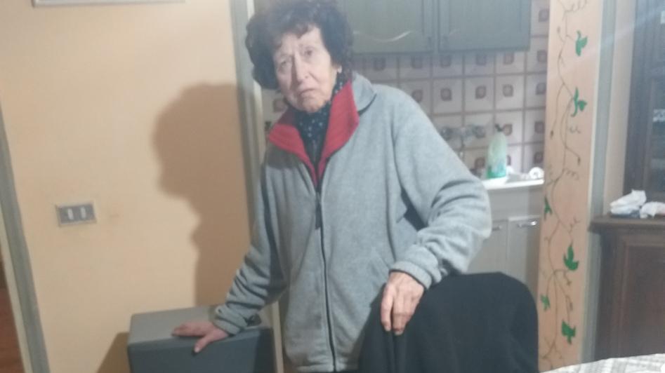 Floriana Pierini mentre racconta a Il Tirreno la disavventura subita mentre era sola nella sua abitazione