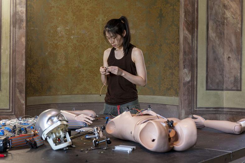 Jeong indaga il rapporto corpo-tecnologia: Le sue bambole robot “vivono” a Modena