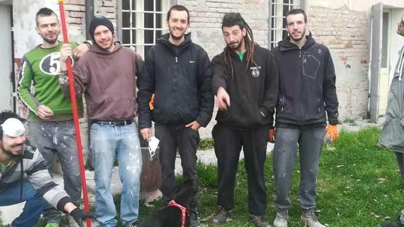 Carpi, gli anarchici fanno nascere la comune “Gatta nera”