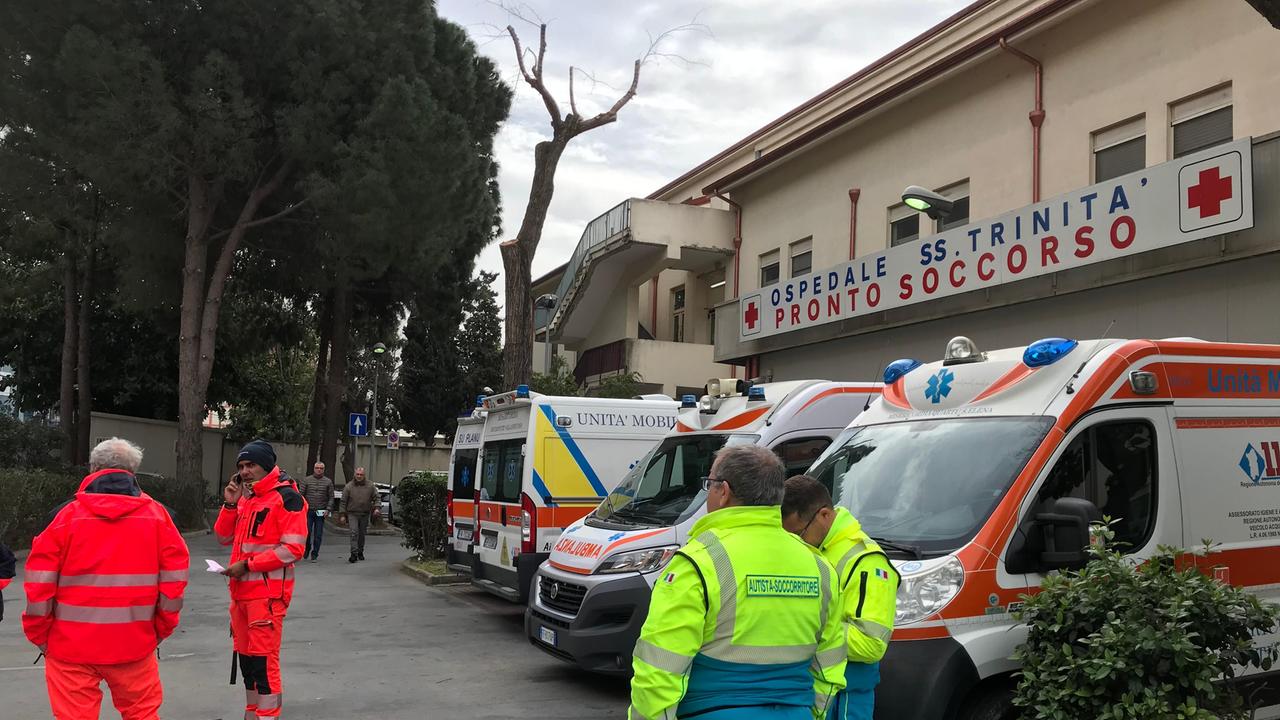 Le tende davanti al pronto soccorso dell'ospedale Santissima Trinità (foto Mario Rosas)