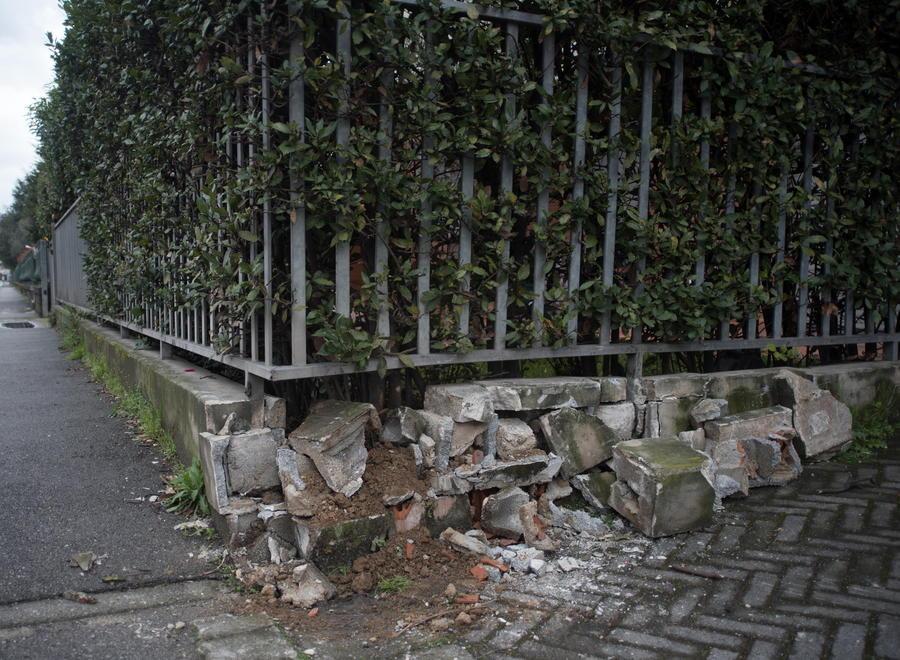 Si schianta contro un muro per poi inveire con i vigili e picchiare un carabiniere 
