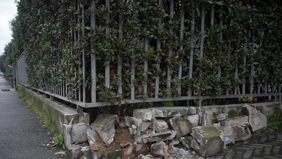 Si schianta contro un muro per poi inveire con i vigili e picchiare un carabiniere
