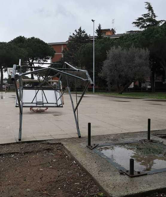 Vandali hanno segato il traliccio del canestro 