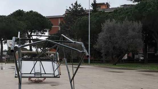 Vandali hanno segato il traliccio del canestro