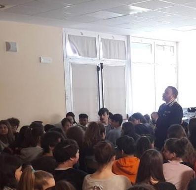 I ragazzi dell’istituto Borsi fanno lezione coi carabinieri 