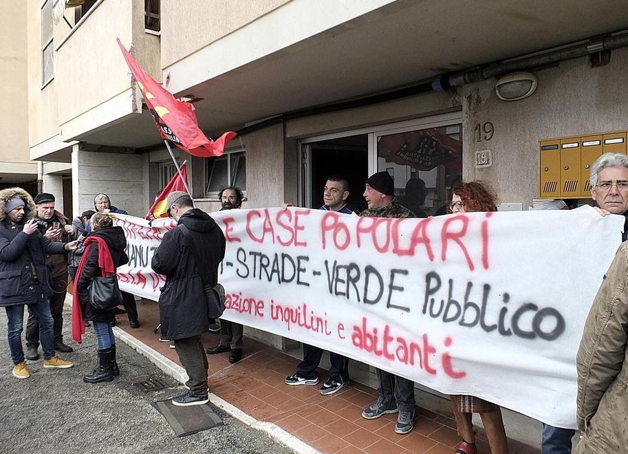 Duecento famiglie tra buche, fogne traboccanti e infiltrazioni 