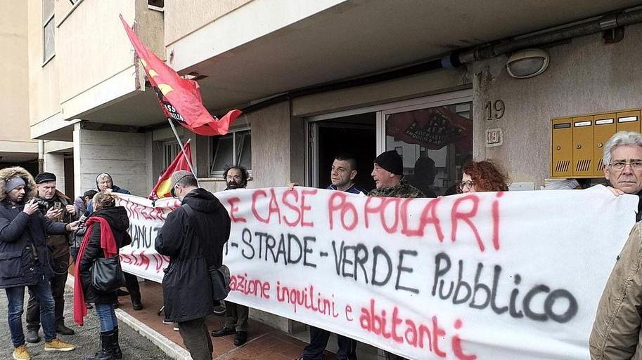 Duecento famiglie tra buche, fogne traboccanti e infiltrazioni