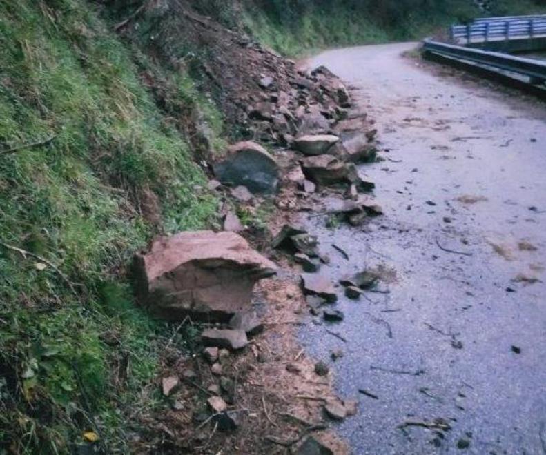Frana sulla provinciale la strada viene chiusa e si scatenano proteste 