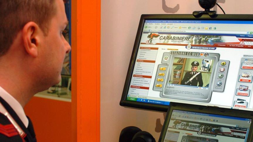 Acquisti su internet con la carta clonata: scovati dall’Arma
