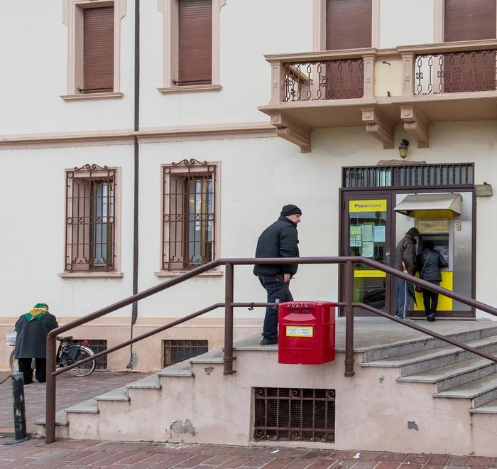 Bloccano il rapinatore e lo mettono in fuga Colpo fallito al portavalori delle Poste