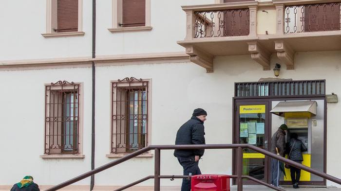 Bloccano il rapinatore e lo mettono in fuga Colpo fallito al portavalori delle Poste
