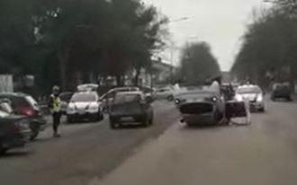 Un’auto finisce ruote all’aria