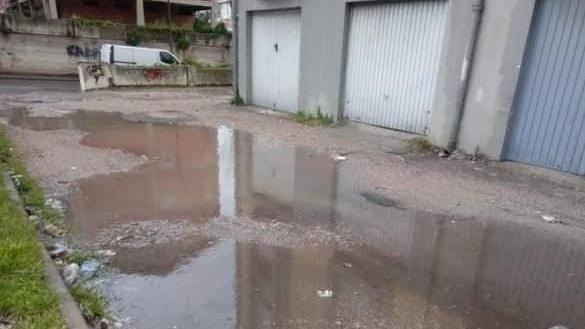 Il cortile è invaso dall’acqua